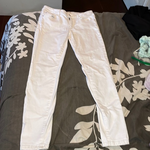White pants, cute , nice for dinners